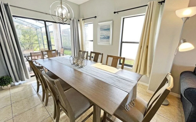 Hidden Gem 5 Bedroom Home by RedAwning