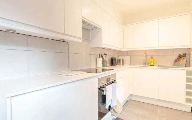 Beautifully Presented 2BD Flat W/patio- Kensington