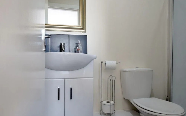 Cargo Cafe Apartments - Guest House