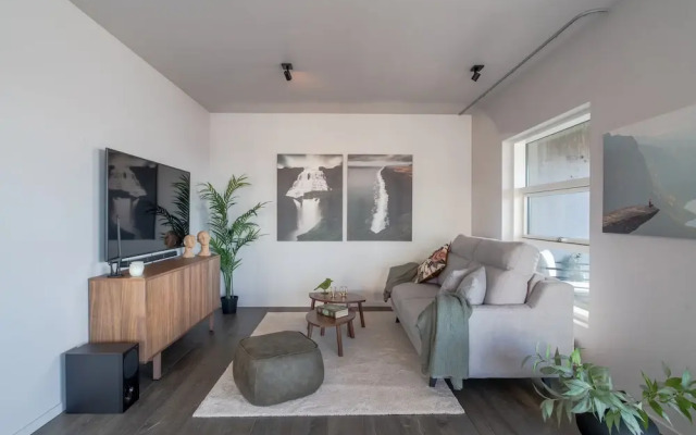 Ocean Breeze Luxury Apartment