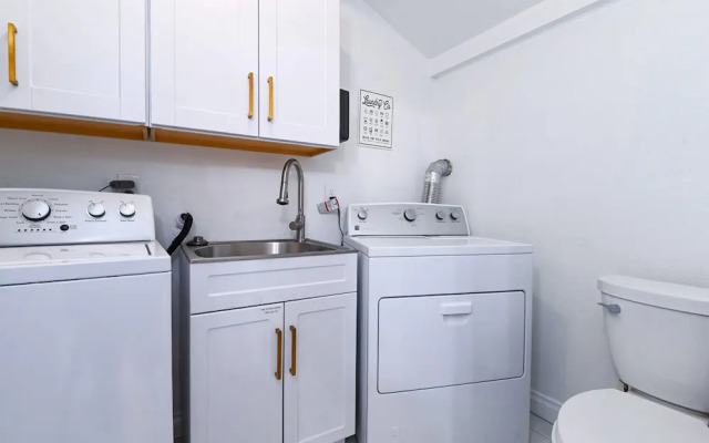 Immaculate 3bdr Private Bungalow, Walk to Beach!