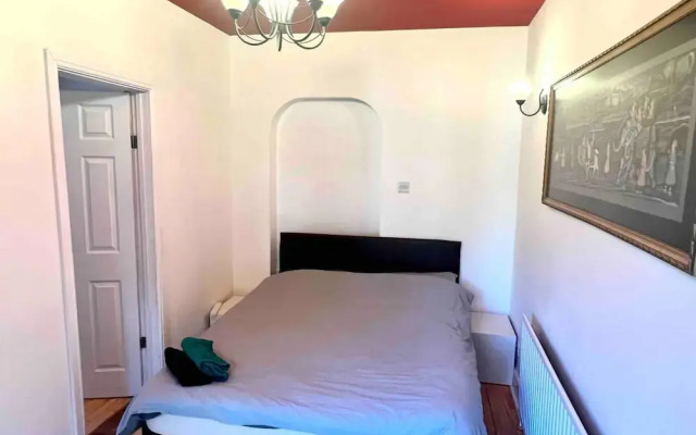 Inviting 4-bed House Near Heathrow w/ Fireplace