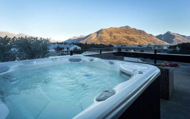 Penthouse on Hallenstein by Touch of Spice