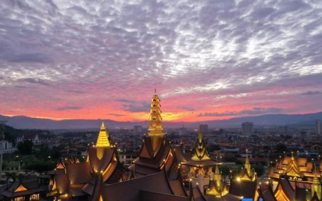 Huazhu Scenic View Boutique Stay (Mangshi Dai Ethnic Ancient Town Poshui Plaza)