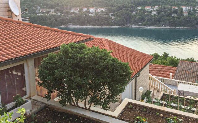 Amazing Home in Pucisca with Hot Tub, WiFi & 3 Bedrooms