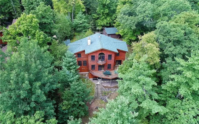 Round House on Round Lake