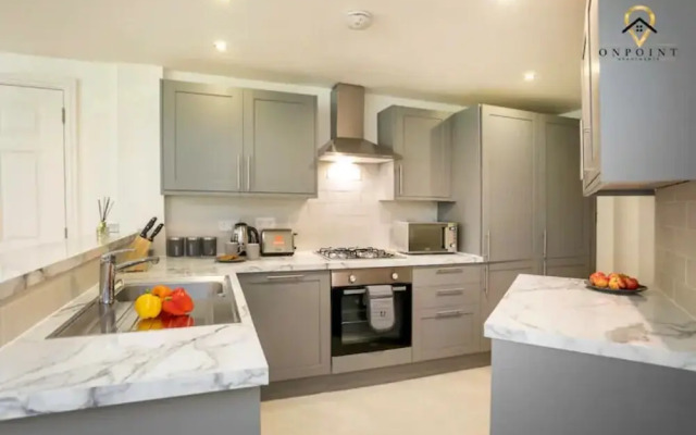Large 2 Bedroom Apt With Parking
