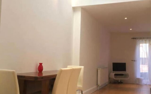 Great 2 BED in Northfields With Private Garden