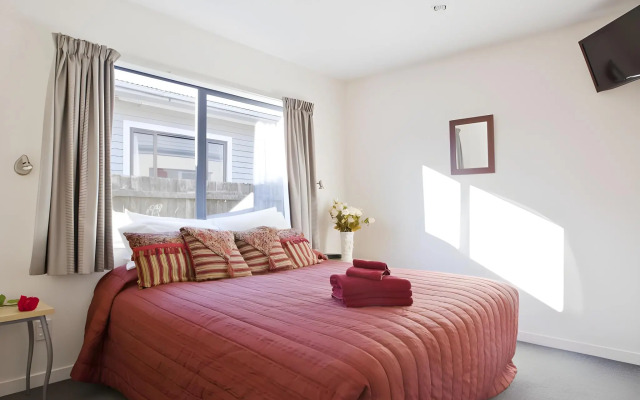 298 Westside Motor Lodge