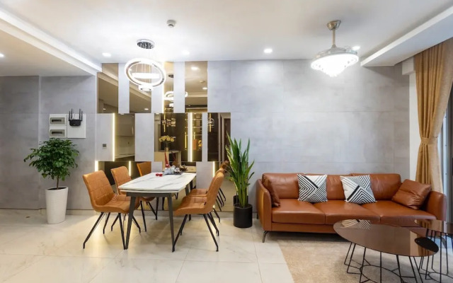 Midtown The Peak Apartment by VnHouse