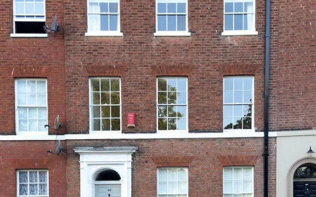 Georgian Luxury Margate Tnhouse Sleeps 11 by Adliv