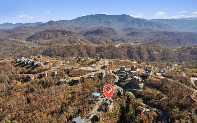 Smokey Treats 5 Bedroom Cabin by RedAwning