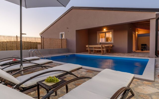 Wonderful Holiday Home With Private Pool and Covered Terrace !