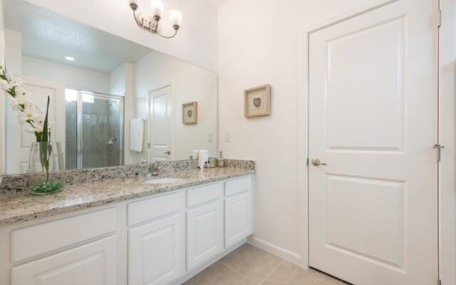 4-bedroom House w/ Private Pool - Great Location Home