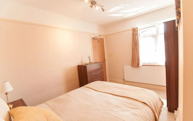 Watford stays - 4bed house