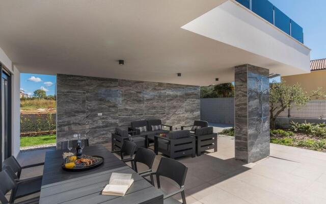 Amazing Holiday Home In Novigrad With Bubble Bath