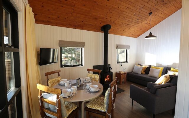 Cosy Modern Nordic Lodge w/ Loch View & Log Burner