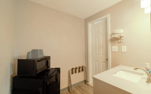 Deluxe Inn & Suites By OYO Miami OK