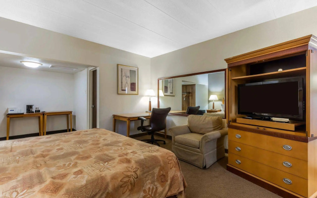 Econo Lodge Inn & Suites