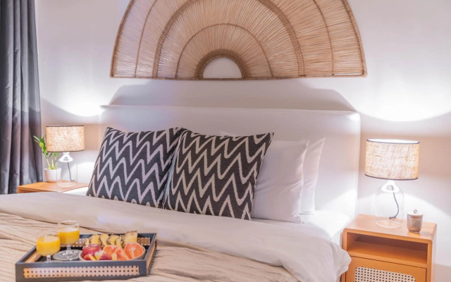 Minimal Retreat w/ Watercoloured Sunset View