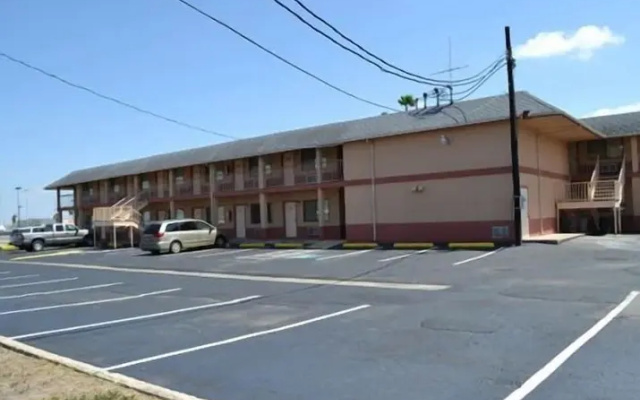 Deluxe Inn and Suites Weslaco