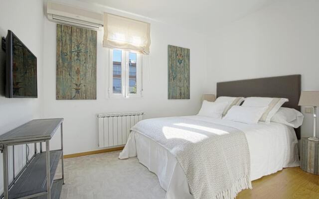 Beautifuly Decorated 2 Bd Apart With Private Terrace. Reina Sofia Terrace