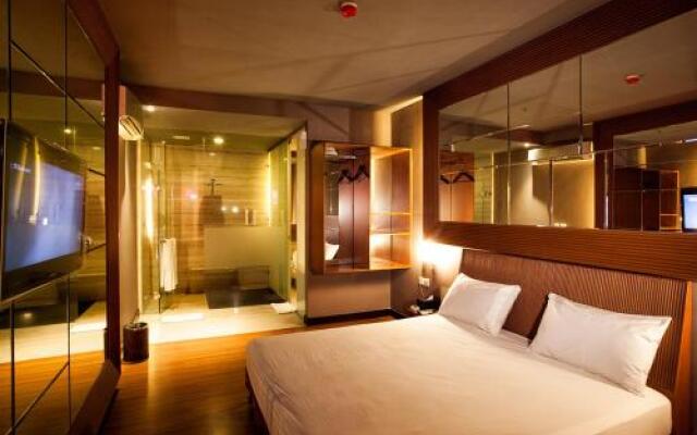 Illigals Hotel & Club