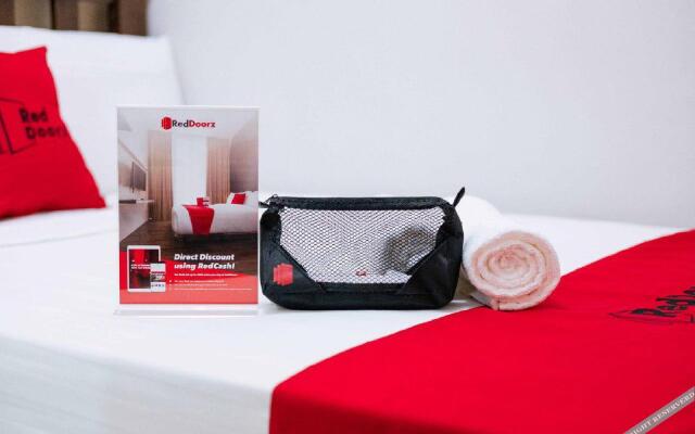 RedDoorz near Grand City Mall 2