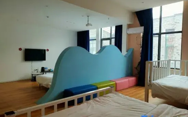 Silin Homestay (Leshan High-speed Railway Shihao Plaza)