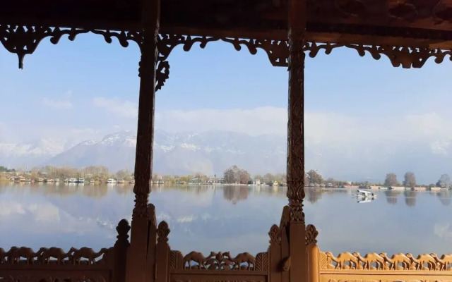 New kolohai Group of Houseboats