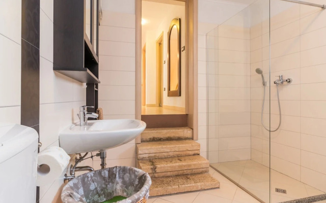 Apartment With Private Pool in Pula