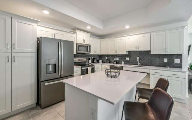 Spacious Beautiful 3-br Condo Prime Location