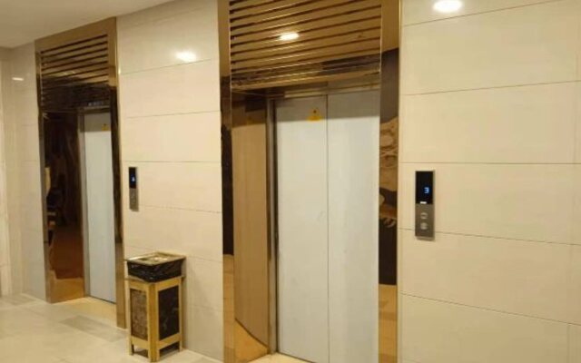 Zhongyi Light Luxury Cloud Hotel (Anqing City Renmin Road Pedestrian Street Xiaosu Road Branch)