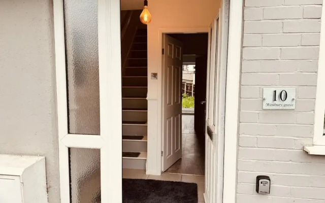 Leeds - 3 Bedrooms - 1bathroom - Parking - Wifi