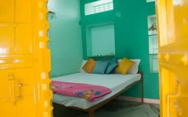 12 Monks Backpackers Community