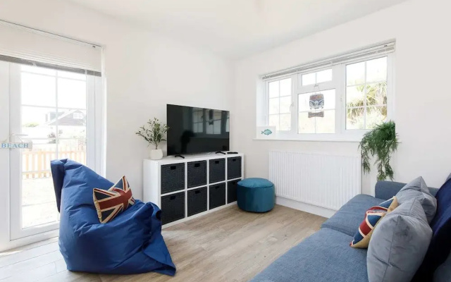 Beach House for 10 With hot tub Garden
