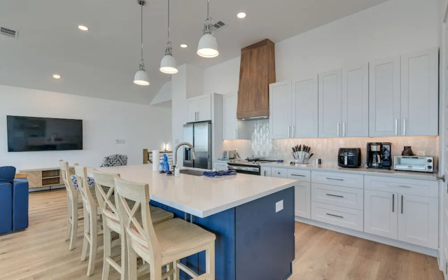 Modern Galveston Vacation Rental: Steps to Beach!