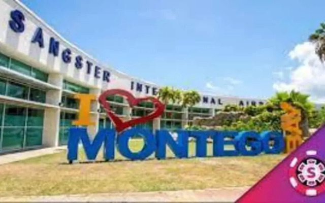 9 bed Villa Montego 10 Minute Walk to the Beach