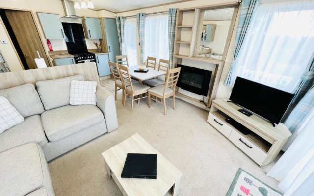 Luxury 2 Bedroom Caravan MC35, Shanklin, Isle of Wight