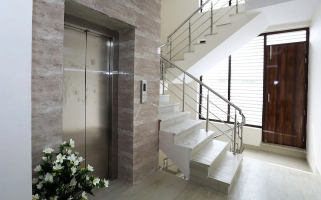 Oyo 9380 Near Artemis Hospital