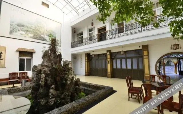 Longshan Hotel