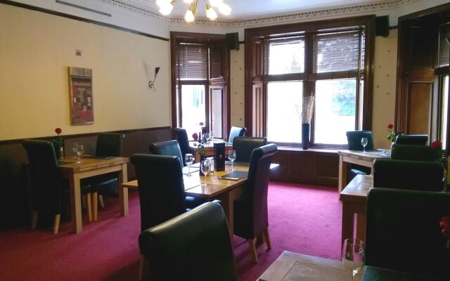Crown Court Hotel & Bar.