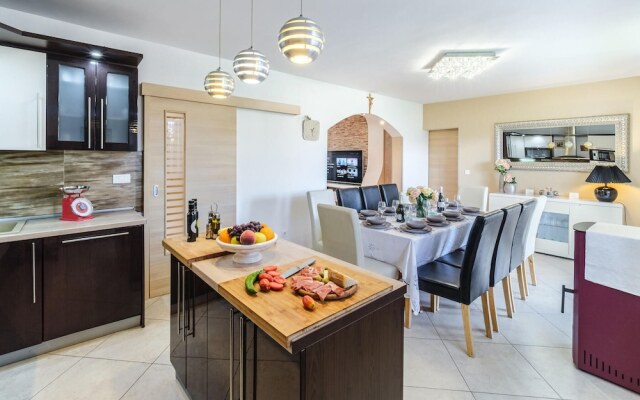 Amazing Home in Milna With 6 Bedrooms, Wifi and Outdoor Swimming Pool
