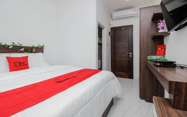 Reddoorz Plus @ Mampang Prapatan