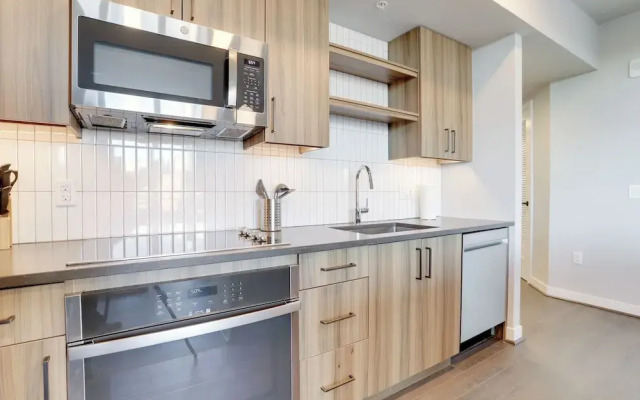 Stylish Apartment Steps from the Metro