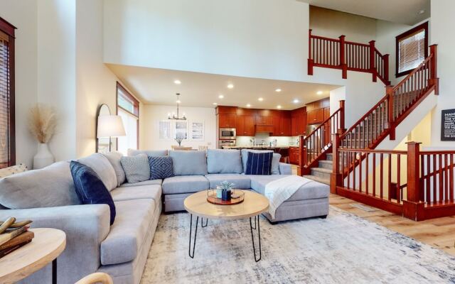 Timbers 15 Private Hot Tub, 2 Car Garage, Washer Dryer, Large Townhouse by RedAwning