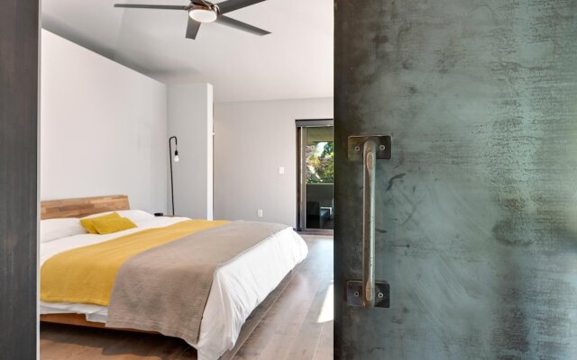 Relaxing in Paradise w Private Roof Top Deck!!