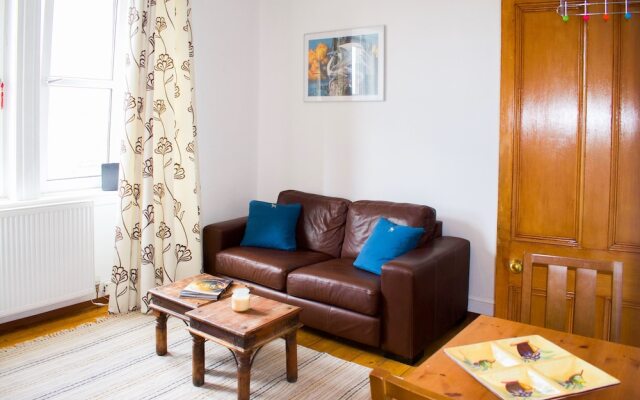 Bright and Spacious Home by Leith Walk