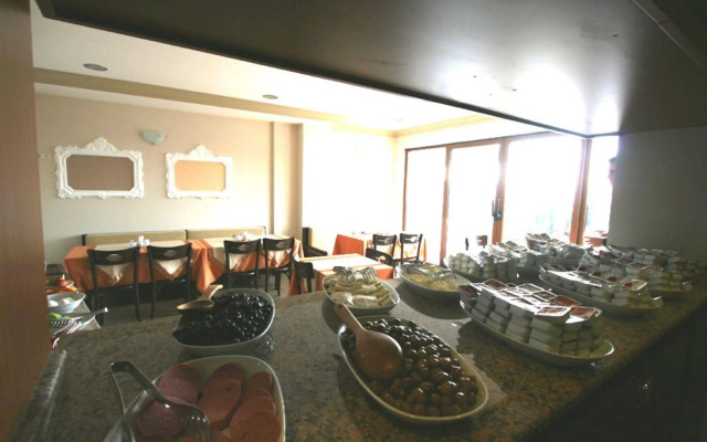 Grand Peninsula Hotel