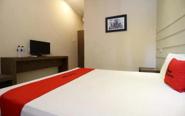 RedDoorz Plus @ Jalan Damai 2